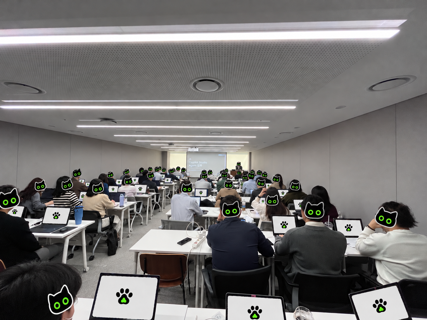 고양이 얼굴과 발바닥 스티커로 얼굴과 노트북 화면을 가린 보령 Copilot 교육 현장
